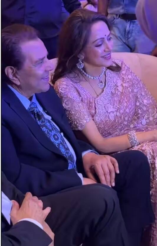 ਹੇਮਾ ਅਤੇ ਧਰਮਿੰਦਰ ਨੇ ਇਸ ਦੌਰਾਨ ਇਕੱਠੇ ਕਈ ਤਸਵੀਰਾਂ ਕਲਿੱਕ ਕੀਤੀਆਂ ਹਨ। ਇਸ ਤਸਵੀਰ 'ਚ ਜੋੜੇ ਦੀ ਬਾਂਡਿੰਗ ਸਾਫ ਦਿਖਾਈ ਦੇ ਰਹੀ ਹੈ।