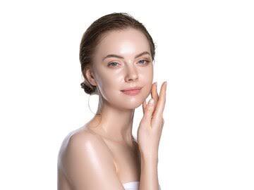 गर्मियां जाने के बाद जब सर्दियों की आहट आती है तो बदलता मौसम सेहत के लिए खतरे की घंटी बन जाता है. लेकिन आपको बता दें कि बदलता हुआ मौसम केवल सेहत ही नहीं बल्कि स्किन (skin care)संबंधी काफी सारी परेशानियां लेकर आता है. रूखी और ठंडी हवा के संपर्क में आने के कारण किसी भी तरह का स्किन पर असर पड़ना स्वाभाविक है.