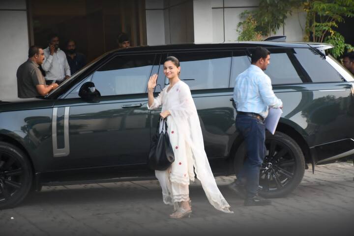 આલિયા ભટ્ટ અને રણબીર કપૂર મુંબઈ એરપોર્ટ પર જોવા મળ્યા હતા. આલિયાની ઘણી તસવીરો સામે આવી છે.