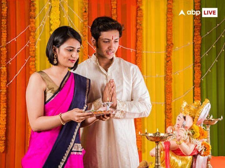 ऐसा माना गया है कि जब भी आप पूजा करें तो बैठ कर करें, अगर आप खड़े होकर पूजा करते हैं तो उस पूजा का फल उतना नहीं मिल पाता जितना मिलना चाहिए.