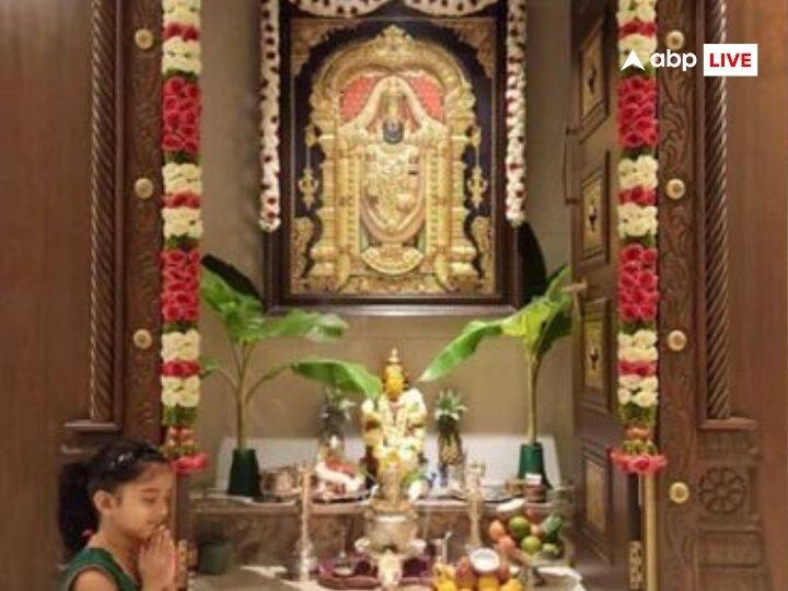 खड़े होकर पूजा करना शुभ नहीं माना जाता है, इसीलिए कोशिश करें की पूजा हमेशा जमीन पर बैठ कर करें.