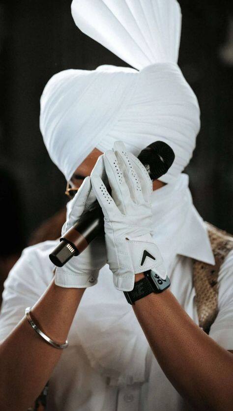 ਪੰਜਾਬੀ ਸਿੰਗਰ ਤੇ ਐਕਟਰ ਦਿਲਜੀਤ ਦੋਸਾਂਝ ਅਕਸਰ ਹੀ ਕਿਸੇ ਨਾ ਕਿਸੇ ਵਜ੍ਹਾ ਕਰਕੇ ਸੁਰਖੀਆਂ 'ਚ ਬਣੇ ਰਹਿੰਦੇ ਹਨ। ਹਾਲ ਹੀ 'ਚ ਦਿਲਜੀਤ ਨੇ ਮੇਲਬੋਰਨ ਸ਼ੋਅ 'ਚ ਇਤਿਹਾਸ ਰਚਿਆ ਸੀ। ਉਹ ਮੇਲਬੋਰਨ 'ਚ ਸ਼ੋਅ ਦੀਆਂ ਸਾਰੀਆਂ ਟਿਕਟਾਂ ਵੇਚਣ ਵਾਲੇ ਪਹਿਲੇ ਆਰਟਿਸਟ ਸੀ। ਦਿਲਜੀਤ ਅੱਜ ਜਿਸ ਮੁਕਾਮ 'ਤੇ ਹੈ, ਉੱਥੇ ਤੱਕ ਪਹੁੰਚਣ ਲਈ ਉਨ੍ਹਾਂ ਨੇ ਖੂਬ ਸੰਘਰਸ਼ ਕੀਤਾ ਹੈ।