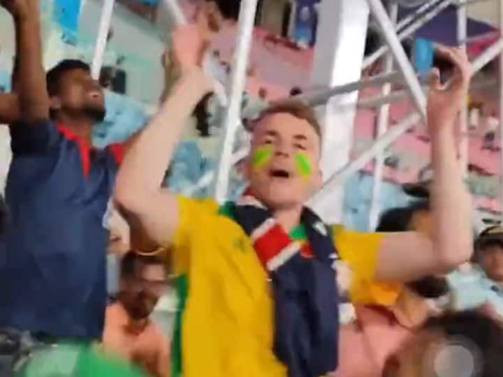 Australian fan chanting Ganpati Bappa Moriya at the Ekana Stadium AUS vs SL World Cup Sports News Watch: लखनऊ स्टेडियम में ऑस्ट्रेलियाई फैन ने लगाए गणपति बप्पा मोरया के नारे, देखें वायरल वीडियो