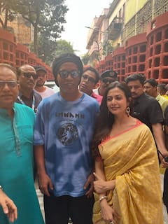Brazilian Footballer Ronaldinho Visits Pandal In Kolkata- Take A Look