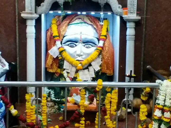 हेमाडपंथी बांधकाम, अनेक अख्यायिकांचे दिले जाणारे दाखले आणि भाविकांची श्रद्धा यामुळे रत्नेश्वरी देवी मंदिराचे वेगळेपण अधोरेखित होते.
