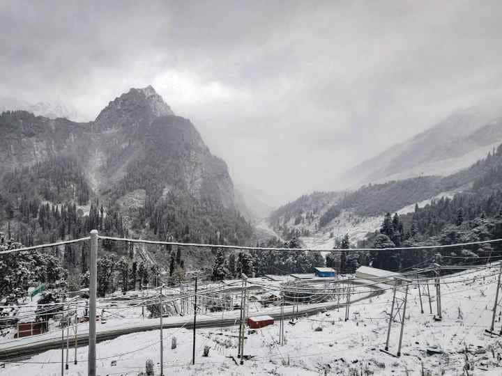After Snowfall Winters Arrive Early In Jammu Kashmir Tourist And Locals Happy ANN | कश्मीर और लद्दाख में बर्फबारी, पर्यटकों ने कहा