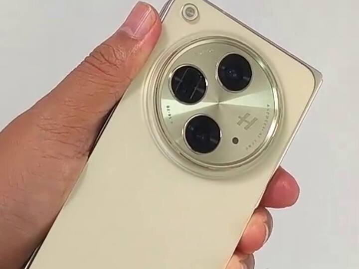 OnePlus Open: वनप्लस 19 अक्टूबर को भारत में अपना पहला फोल्डेबल फोन लॉन्च करने वाली है. इसमें आपको 5 कैमरा मिलेंगे जिसमें पेरिस्कोप लेंस भी होगा. इस फोल्डेबल फोन में Snapdragon 8 Gen 2 SoC, 4800 एमएएच की बैटरी 67 वॉट के फास्ट चार्जिंग के साथ और  6.31 इंच की आउटर अमोलेड डिस्प्ले 120hz के रिफ्रेश रेट के साथ मिल सकती है.