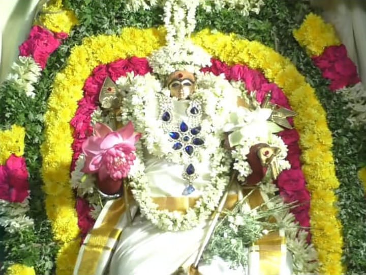 Navratri 2023: நவராத்திரி 2ஆம் நாள்:  லட்சுமி அலங்காரத்தில் காட்சியளித்த கரூர் மாரியம்மன்
