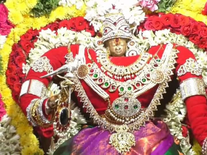 Navratri 2023 Mariamman appeared in Lakshmi outfit at Sri Mariamman temple in karur TNN Navratri 2023: நவராத்திரி 2ஆம் நாள்:  லட்சுமி அலங்காரத்தில் காட்சியளித்த கரூர் மாரியம்மன்