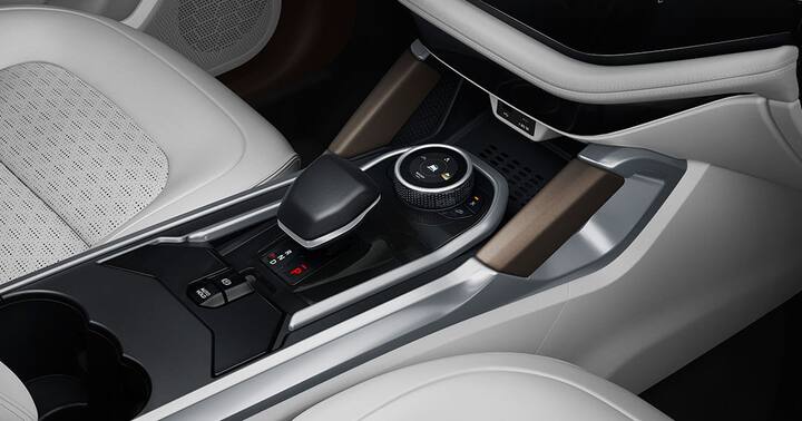 सफारी की कीमत 16.19 लाख रुपये से शुरू होकर 25.49 लाख रुपये (एक्सशोरूम) तक जाती है.