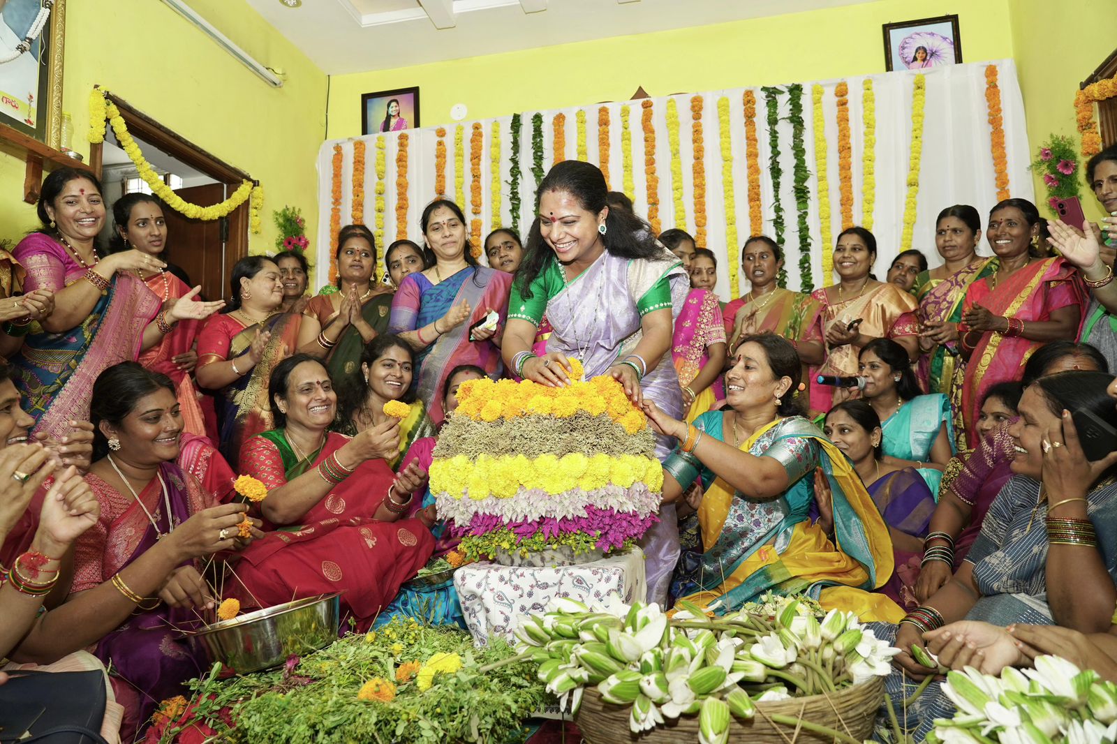 Kavitha Bathukamma Song: తొలిసారి మైక్ ముందు బతుకమ్మ పాట పాడిన కవిత! అభిప్రాయాలు తెలపాలని కోరిన ఎమ్మెల్సీ