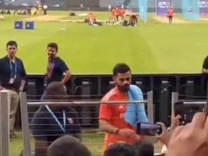 Virat Kohli giving autograph to fans ahead of the practice in Pune IND vs BAN World Cup Sports News Watch: विराट कोहली ने बांग्लादेश के खिलाफ मैच से पहले पुणे में प्रैक्टिस के दौरान जीता दिल, वीडियो देख खुश हो जाएंगे आप