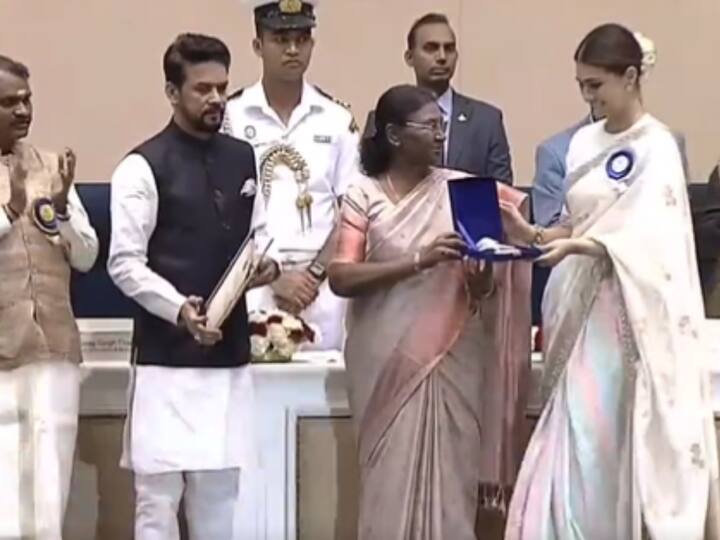 She received the prestigious award from President Droupadi Murmu. (Image Source: Doordarshan Channel )