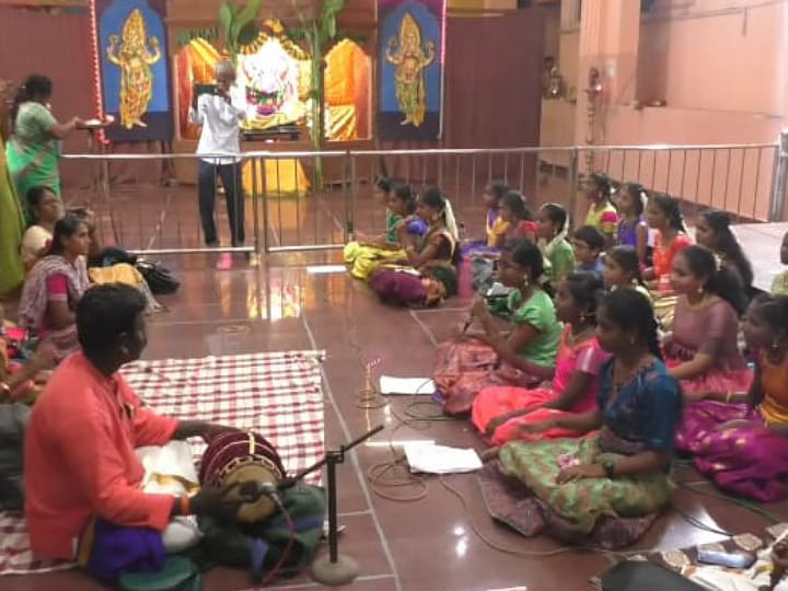 Navratri 2023: நவராத்திரி 2ஆம் நாள்:  லட்சுமி அலங்காரத்தில் காட்சியளித்த கரூர் மாரியம்மன்