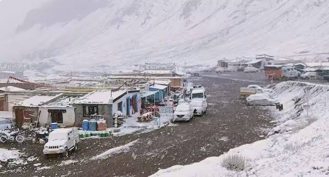 ਇਹ ਤਸਵੀਰ ਹਿਮਾਚਲ ਪ੍ਰਦੇਸ਼ ਦੇ ਮਨਾਲੀ ਦੀ ਹੈ, ਜਿੱਥੇ ਮੀਂਹ ਤੋਂ ਬਾਅਦ ਭਾਰੀ ਬਰਫਬਾਰੀ ਹੋਈ। ਬਰਫਬਾਰੀ ਤੋਂ ਬਾਅਦ ਸੈਰ-ਸਪਾਟੇ ਨੂੰ ਲੈ ਕੇ ਕਾਰੋਬਾਰੀਆਂ ਦੀਆਂ ਉਮੀਦਾਂ ਵਧ ਗਈਆਂ ਹਨ।