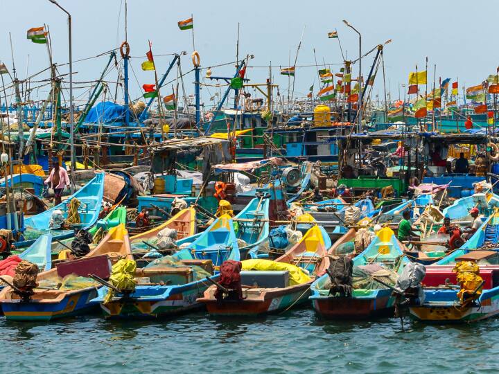 21 Indian Tamil Nadu Fishermen Arrest Detained By Sri Lankan Navy Repatriated Palk Strait 21 Indian Fishermen Detained By Sri Lankan Navy Repatriated