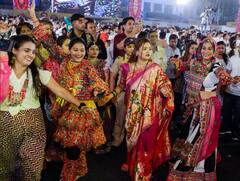 Navratri 2023 : ए हालो! डोंबिवलीत मुख्यमंत्र्यांच्या सुनबाईंनी धरला गरब्याच्या तालावर ठेका