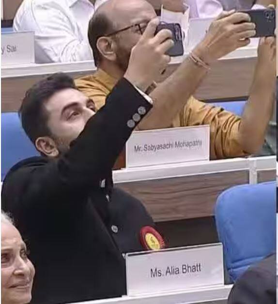 Her husband Ranbir Kapoor was seen making the video of her receiving award from President Murmu.