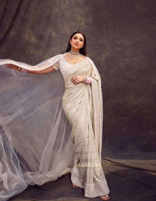 ਇੰਸਟਾਗ੍ਰਾਮ 'ਤੇ ਆਪਣੀ ਛੁੱਟੀਆਂ ਦੀ ਸਟੋਰੀ ਪੋਸਟ ਕਰਦੇ ਹੋਏ, ਜਿੱਥੇ ਪਹਿਲਾਂ ਪਰਿਣੀਤੀ ਨੇ ਸਪੱਸ਼ਟ ਕੀਤਾ ਸੀ ਕਿ ਉਹ ਕੁੜੀਆਂ ਦੀ ਯਾਤਰਾ ਦਾ ਆਨੰਦ ਲੈ ਰਹੀ ਹੈ, ਹੁਣ ਆਪਣੀ ਇਕ ਖੂਬਸੂਰਤ ਫੋਟੋ ਪੋਸਟ ਕਰਕੇ ਅਦਾਕਾਰਾ ਨੇ ਖੁਲਾਸਾ ਕੀਤਾ ਹੈ ਕਿ ਉਹ ਕਿਸ ਨਾਲ ਛੁੱਟੀਆਂ ਮਨਾ ਰਹੀ ਹੈ।