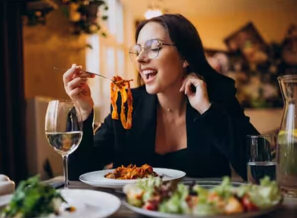 ਜੰਕ ਫੂਡ ਦਾ ਜ਼ਿਆਦਾ ਸੇਵਨ ਕਰਨ ਨਾਲ ਸਰੀਰ ਵਿਚ ਮੋਟਾਪਾ, ਹਾਈ ਬਲੱਡ ਪ੍ਰੈਸ਼ਰ, ਦਿਲ ਦੀਆਂ ਬਿਮਾਰੀਆਂ ਅਤੇ ਸੋਜ ਵੱਧ ਜਾਂਦੀ ਹੈ ਜਿਸ ਨਾਲ ਚਮੜੀ ਨਾਲ ਜੁੜੀਆਂ ਸਮੱਸਿਆਵਾਂ ਹੋ ਜਾਂਦੀਆਂ ਹਨ। ਇਹ ਸਾਡੇ ਮਨ ਅਤੇ ਸਰੀਰ ਦੋਹਾਂ ਨੂੰ ਖੋਖਲਾ ਕਰ ਦਿੰਦਾ ਹੈ।