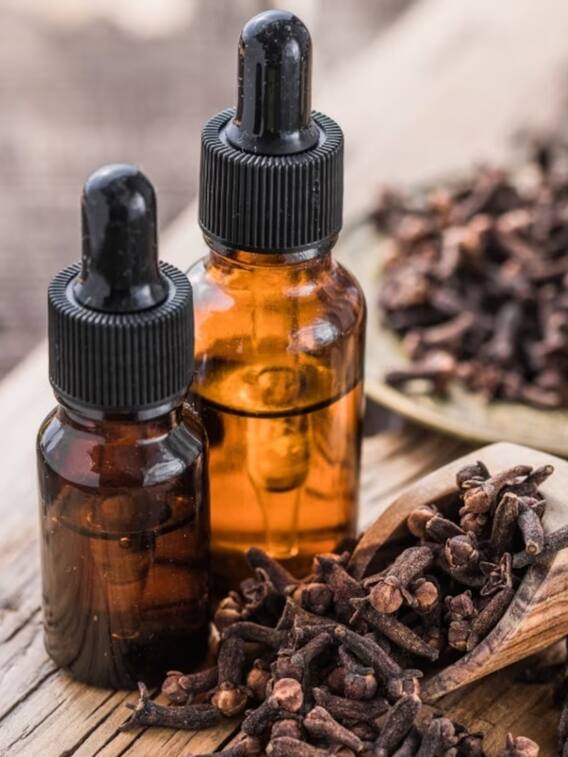 हेयर ग्रोथ दोगुना करने के लिए ऐसे लगाएं लौंग का तेल