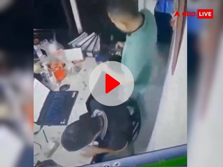Weird News Hindi Man Having Fun With Real Gun Got Shot Viral Video VIDEO: असली बंदूक के साथ मस्ती कर रहा था शख्स, धाएं से आई गोली चलने की आवाज और फिर...