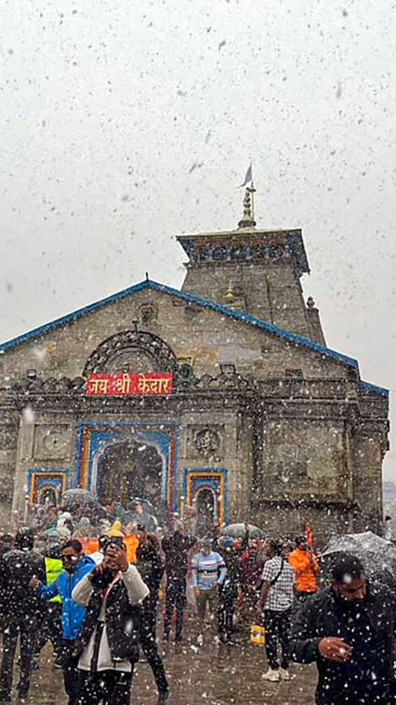 बद्रीनाथ-केदारनाथमध्ये बर्फवृष्टी जाणून घ्या नेमकं काय झाले..