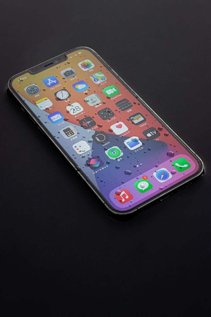 कोरड्या कपड्याने किंवा कागदी नॅपकिनने मोबाईल पुसून घ्या. (Photo Credit : pixabay)