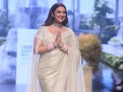 બૉલીવુડ હસીના પરિણીતી ચોપડાને Lakme Fashion Weekનો લેટેસ્ટ સાડી લૂક આવ્યો સામે, પહેલા થઇ હતી ટ્રૉલ....