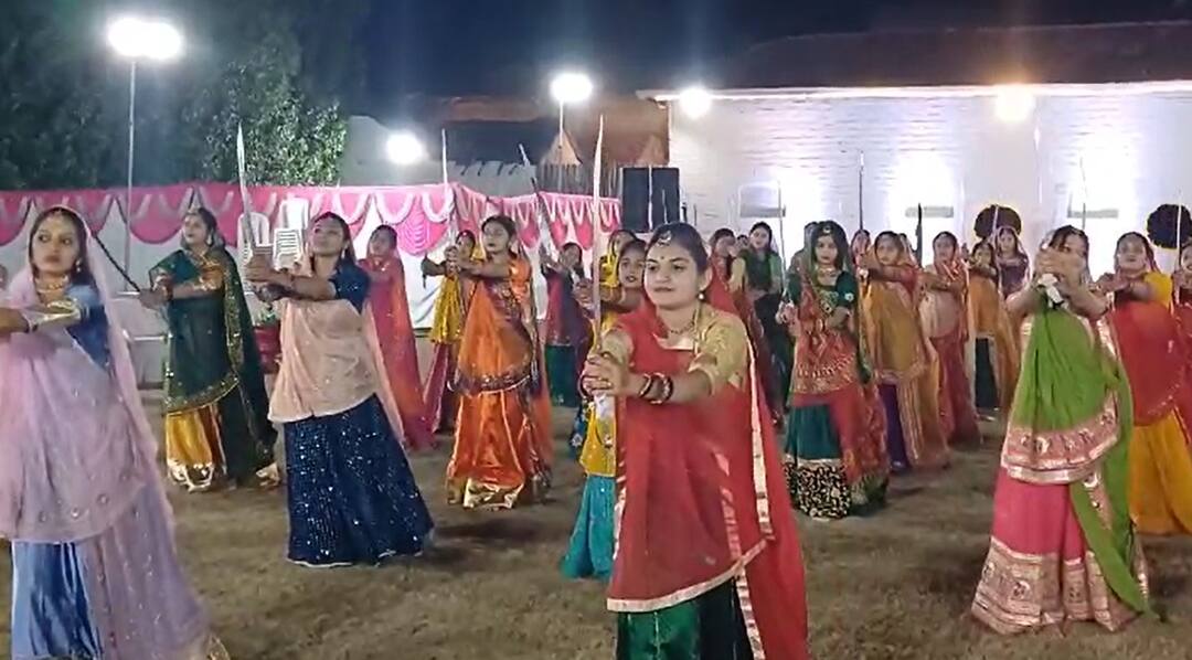 Rajkot Garba News: Kshatriya Samaj Talvar Garba in front of Ranjit Villas Palace with Nari Shakti Darshan Talvar Garba: ક્ષત્રિય બહેનોએ રણજીત વિલાસ પેલેસમાં રમ્યા તલવાર ગરબા, સાથે તલવારબાજીના કરતબ પણ....