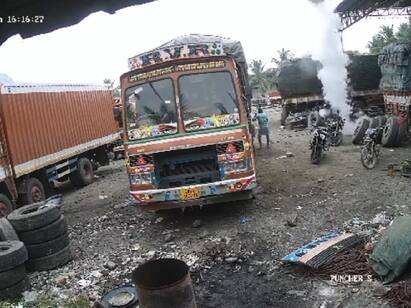 Salem News Lorry Driver Dies After Tyre Burst Sankagiri CCTV Footage - Watch Video TNN Watch Video: வெடித்து மேலே பறந்த லாரி டயர்...காப்பாற்ற சென்றவர் உயிரிழந்த சோகம் - அதிர்ச்சி வீடியோ
