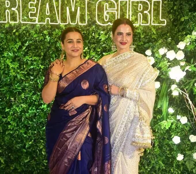 ડ્રીમ ગર્લની પાર્ટીમાં વિદ્યા બાલન બ્લૂ કલરની સિલ્ક સાડીમાં જોવા મળી હતી. હેમાના જન્મદિવસની પાર્ટીમાં વિદ્યા અને રેખા પણ મસ્તીભર્યા અંદાજમાં જોવા મળી હતી.