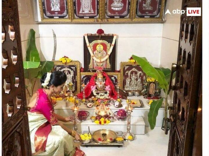 पूजा करने के पश्चात आराती जब भी करें तो आरती खड़े होकर करें.