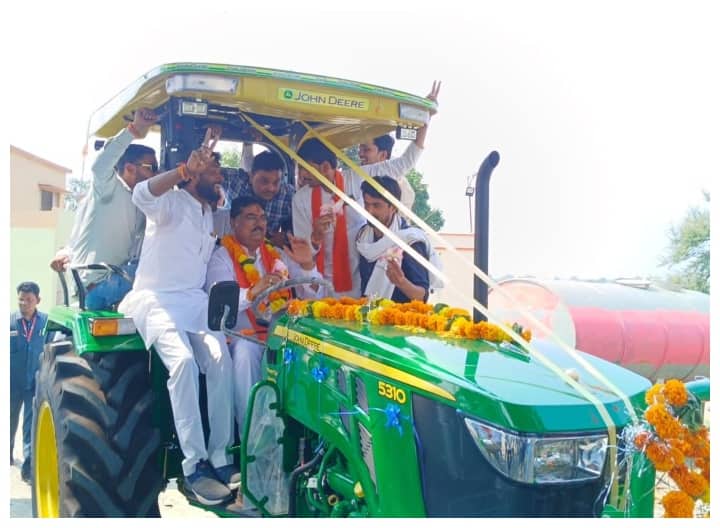 MP Election Assembly 2023 Agriculture Minister Kamal Patel rode on a tractor for campaigning ann MP Election 2023: टिकट मिलने के बाद प्रत्याशियों के बदले रंग, प्रचार के लिए कृषि मंत्री हुए ट्रैक्टर पर सवार