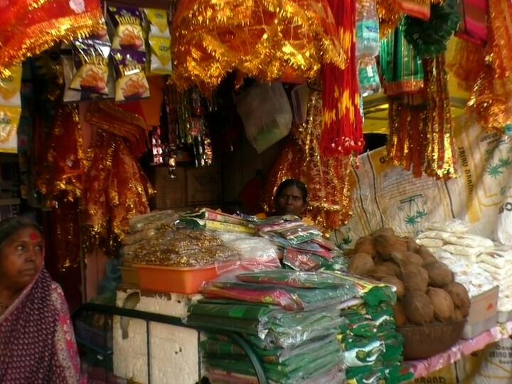 रत्नेश्वरी देवी मंदिर परिसरातील हजारो भाविकांचे श्रद्धास्थान आहे.