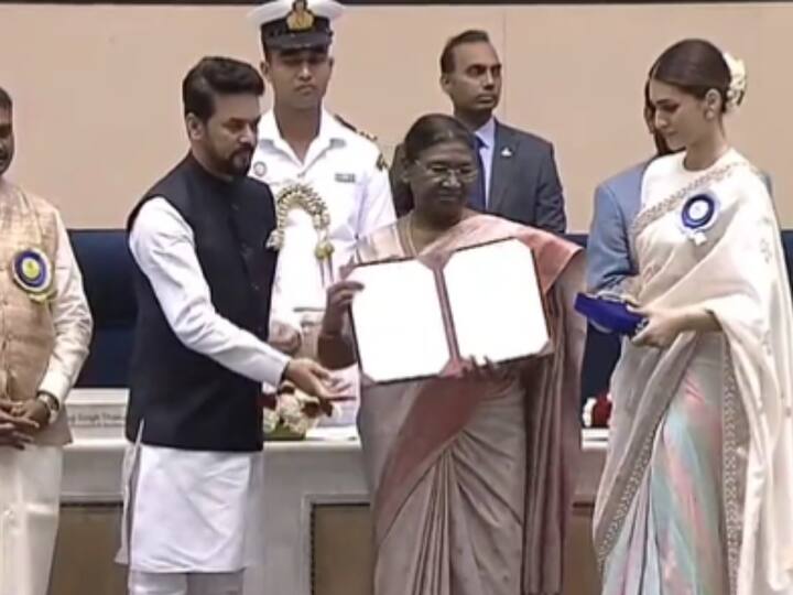 She paired the saree with a white blouse and opted for subtle makeup. (Image Source: Doordarshan Channel )