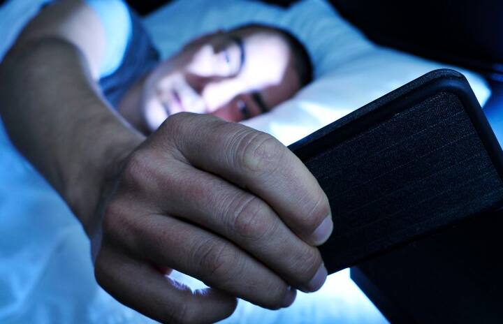 પથારીમાં મોબાઈલ હાથમાં લઈને સોશિયલ મીડિયા કે ઈન્ટરનેટ પર વિતાવેલો સમય વહેલા પથારીમાં ઉમેરવામાં આવે છે એટલે કે સૂતા પહેલાનો સમય, જો કોઈ વ્યક્તિ સૂતા પહેલા સોશિયલ મીડિયા કે મોબાઈલનો ઉપયોગ કરે તો તેને મલ્ટીટાસ્કિંગ ગણવામાં આવશે. જ્યારે પથારીમાં મોબાઈલ લેપટોપ પર મૂવી અને વીડિયો જોવામાં જે સમય પસાર થાય છે તે સૂવાનો સમય અને ઊંઘની ગુણવત્તા સાથે જોડાયેલો છે. આના પરથી વ્યક્તિના કુલ ઊંઘના સમય (સ્લીપ સાયકલ)ની ટકાવારીની ગણતરી કરવામાં આવે છે.