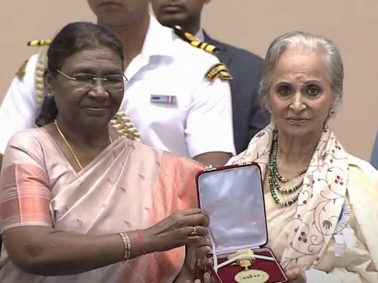 69th national film awards waheeda rehman received dadasaheb phalke award 69th National Film Awards:   दादासाहेब फाळके पुरस्कार स्वीकारताना वहीदा रेहमान झाल्या भावूक; म्हणाल्या, 