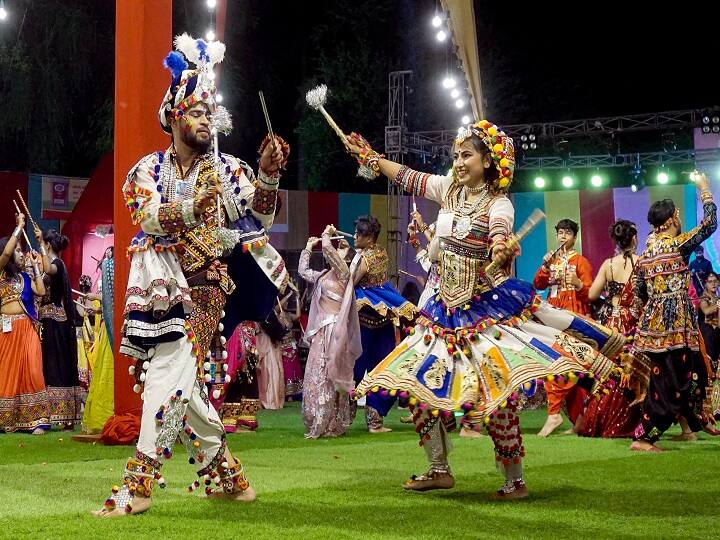 નવરાત્રિ દરમિયાન કાળા રંગના કપડાં કે ચામડાનો પટ્ટો ન પહેરવો જોઈએ. 9 દિવસ સુધી હજામત કરવી, નખ કે વાળ કાપવા નહીં. આ કારણે ઉપવાસ કરનારને દોષ લાગે છે. પલંગ પર સૂવું નહીં. ભૂલથી પણ શારીરિક સંબંધો ન બાંધો. એવું કહેવાય છે કે મા દુર્ગાની પૂજા કરતી વખતે શરીર અને મન બંનેનું શુદ્ધ હોવું જરૂરી છે.