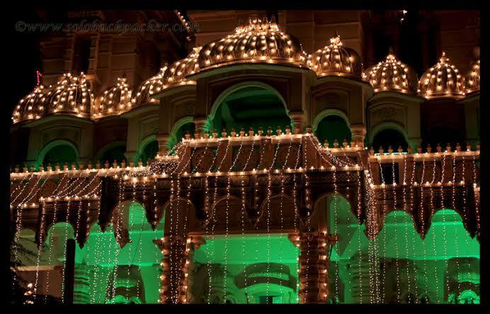 Chhatarpur Temple Mata is adorned every day with garlands of special flowers brought by plane from South India ANN Chhatarpur Temple: छतरपुर मंदिर में हर दिन विशेष फूलों की माला से होता है माता का श्रृंगार, जानें- क्या हैं यहां की मान्यताएं?