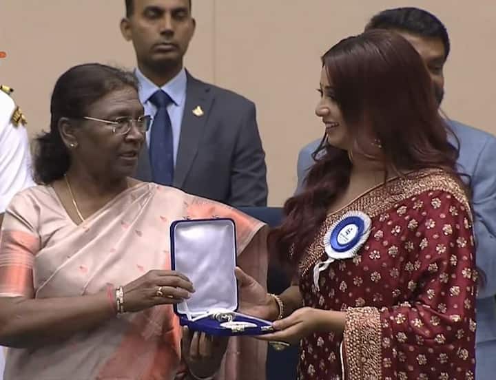 Shreya Ghoshal received the Best Female Playback Singer award for the song 'Mayava Chayava' from the film 'Iravin Nizhal'.