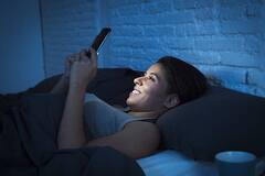 Health Tips: શું તમે પણ સૂતા પહેલા પથારીમાં કલાકો સુધી મોબાઈલનો ઉપયોગ કરો છો? બની શકો છો આ ગંભીર રોગોનો શિકાર