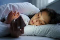 Health Tips: શું તમે પણ સૂતા પહેલા પથારીમાં કલાકો સુધી મોબાઈલનો ઉપયોગ કરો છો? બની શકો છો આ ગંભીર રોગોનો શિકાર