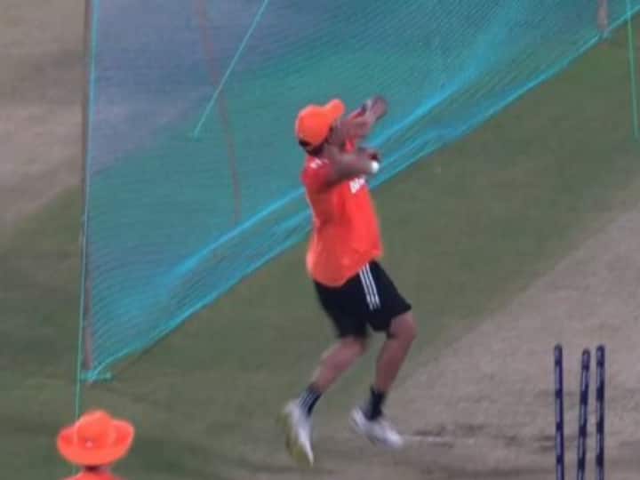 ODI World Cup 2023 Rohit Sharma practice for bowling in nets before IND vs BAN match watch IND vs BAN: रोहित शर्मा बैटिंग के बाद बॉलिंग में धमाल मचाने को तैयार, बांग्लादेश के खिलाफ मैच से पहले किया गेंदबाजी अभ्यास