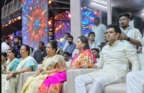 Navratri Celebration Mp Shrikant Shinde And His Wife Vrushali Shinde Celebrate Navratri 2023 5095