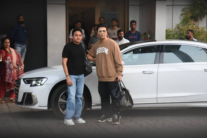 બોલિવૂડ પ્રોડ્યુસર કરણ જોહર ધર્મા પ્રોડક્શનના સીઇઓ અપૂર્વ મહેતા સાથે મુંબઇ એરપોર્ટ પર સ્પોર્ટ થયો હતો.