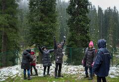 Jammu-Kashmir Snowfall : जम्मू-काश्मीरमध्ये मोसमातील पहिली बर्फवृष्टी, पर्यटकांमध्ये आनंदांचं वातावरण