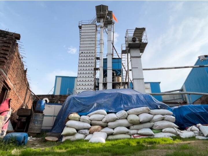 Ghazipur villagers protest against Shiv Shakti Traders Rice Mill for spreading pollution ANN Ghazipur: राइस मिल से फैल रहे प्रदूषण के खिलाफ गोलबंद हुए ग्रामीण, प्रशासन पर लगाया मिलीभगत का आरोप