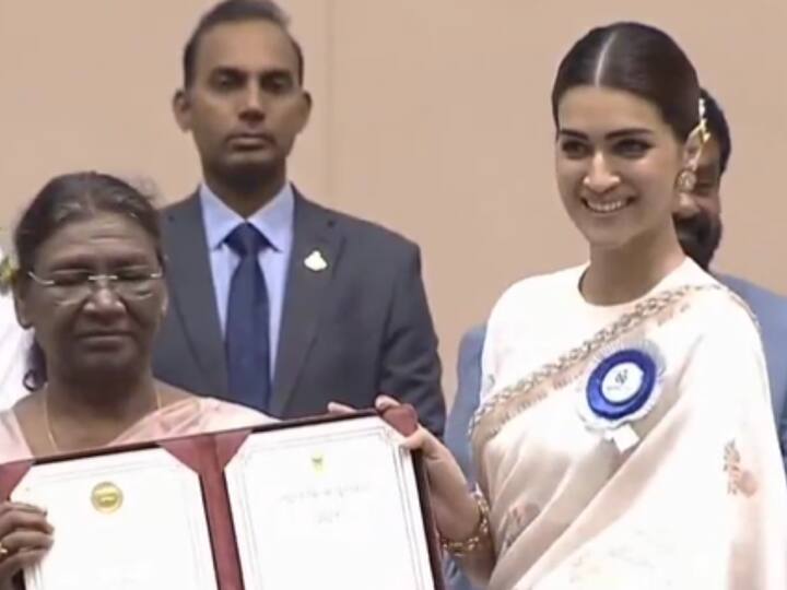 For the award ceremony, Kriti Sanon was dressed in an off-white saree with embroidered border. (Image Source: Doordarshan Channel )