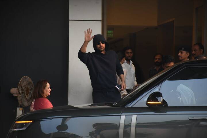 આલિયા ભટ્ટ સાથે રણબીર કપૂર પણ જોવા મળ્યો હતો. તે બ્લેક લુકમાં જોવા મળ્યો હતો.